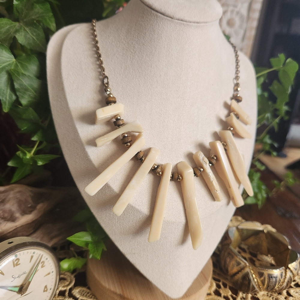 Elegant Cream Necklace with Gold Accents Shell Bone - Picture 2 of 7